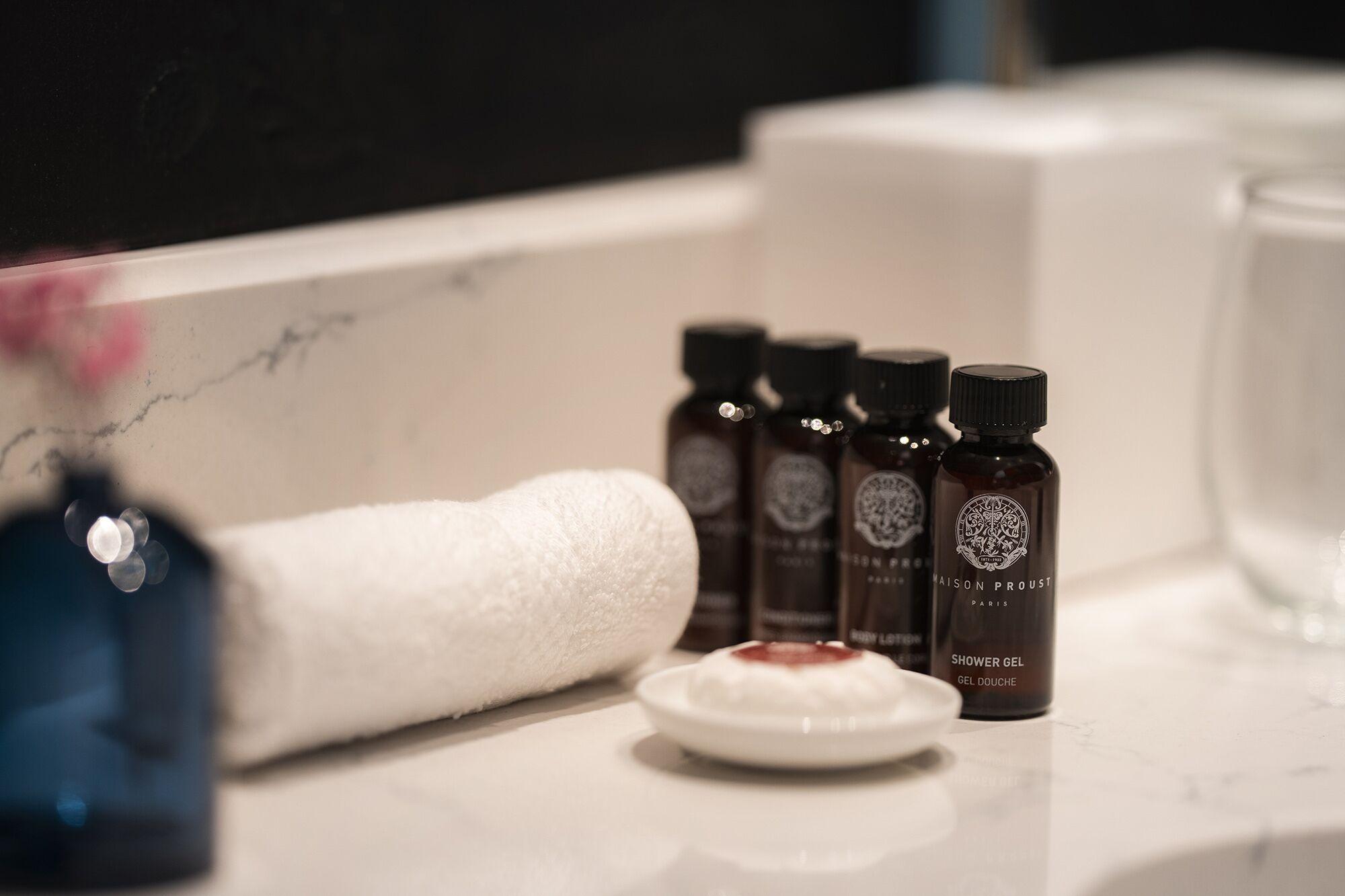 Maison Proust, & La 5* Paris